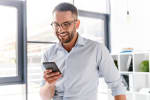 Uomo in camicia con smartphone