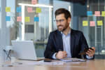 uomo lavora in ufficio al pc