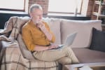 Uomo pensionato che usa pc