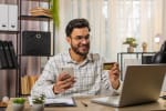 Uomo sorridente con carta in mano