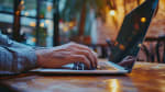 Uomo usa laptop su scrivania