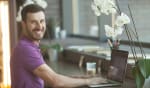 uomo utilizza il pc per trovare un conto corrente online