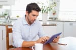 uomo utilizza il tablet in cucina