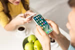 uomo utilizza smartphone durante la colazione