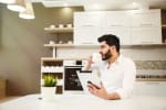 uomo utilizza tablet in cucina