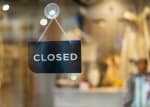 vetrina con scritta closed
