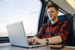 viaggiatore con il pc in treno