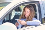 ragazza-in-auto-legge-multa ragazza-in-auto-legge-multa