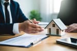 consulenti che discutono sul mutuo