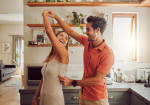 coppia felice in cucina