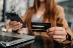 donna al computer con carta di credito