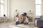 famiglia che gioca attorno ad un tavolo