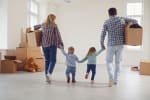 famiglia che trasloca con scatole