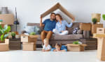 famiglia felice con scatola a forma di casa