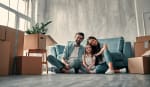 famiglia seduta sul pavimento di casa