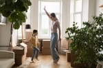 mamma e figlia ballano