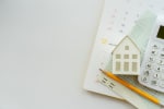 modellino di casa e calcolatrice modellino di casa e calcolatrice