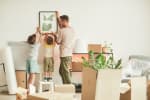 padre appende quadro con bambini