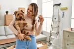 ragazza sorridente con cane