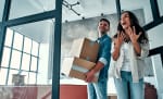 ragazzi sorpresi con scatola