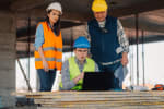 tecnici e operai a lavoro in cantiere