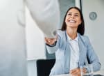 stretta di mano tra consulente e cliente stretta di mano tra consulente e cliente