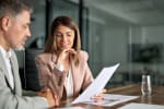 consulenti finanziari analizzano fogli