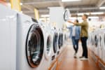 coppia che compra nuova lavatrice