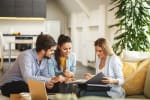 coppia con consulente per acquisto nuovi mobili
