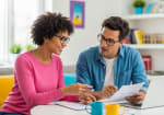 discussione finanziaria in casa accogliente