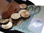 gli italiani in banca chiedono servizi extra e semplicita