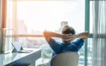 lavoratore soddisfatto guarda fuori dalla finestra