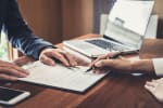 persona firma un documento