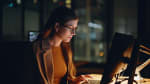 ragazza al computer