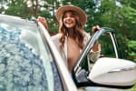 ragazza entra in auto nuova