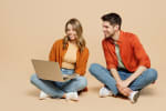 ragazzi controllano offerte su computer