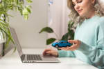 ragazza al computer con macchina in miniatura in mano