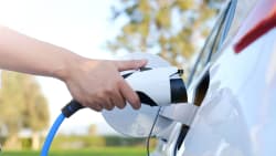 Potrebbe arrivare il tempo dell'auto elettrica (in 10 anni)