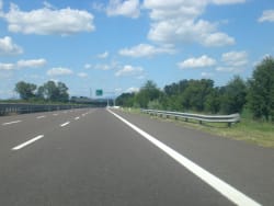 Cosa sono quei pali tricolore in autostrada?