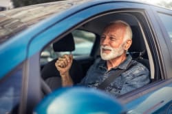 Oltre un milione di over 80 al volante: tra autonomia e costi per tutti