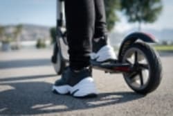 Monopattini, obbligo di targa e assicurazione rimandato