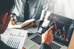Azioni e fondi azionari: differenze e come scegliere per investire con consapevolezza