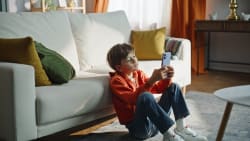 Come difendere i minori dai pericoli di internet e i social: la bozza dell'UE