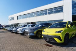 A marzo 2026 il noleggio BYD spinge su Atto 3 e Seal 6 DM-i Touring: elettrico e plug-in con canoni accessibili e tanti optional inclusi A marzo 2026 il noleggio BYD spinge su Atto 3 e Seal 6 DM-i Touring: elettrico e plug-in con canoni accessibili e tanti optional inclusi