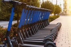 Obbligo di assicurazione per i monopattini elettrici: cosa prevede la Riforma del Codice della Strada Obbligo di assicurazione per i monopattini elettrici: cosa prevede la Riforma del Codice della Strada