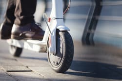 Viaggiare in città sicuri con il monopattino: assicurazione a partire da 39€ l’anno e coperture fino a 500.000€