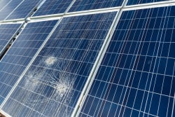 Assicurazione per pannelli solari: come proteggere l'impianto dalla grandine