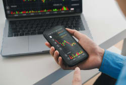 Piattaforme trading ad agosto 2026: investi partendo da 1€ senza spese per il canone mensile