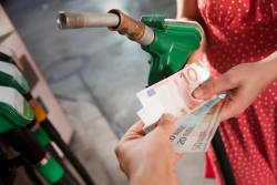 Carburanti, prezzi in calo: benzina e diesel giù nonostante il rialzo del petrolio