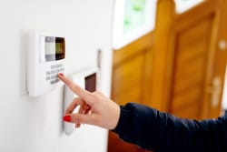 Allarme locale o centrale operativa h24? Guida alla scelta del sistema di sicurezza più adatto Allarme locale o centrale operativa h24? Guida alla scelta del sistema di sicurezza più adatto